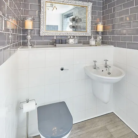 2, 15 Prospect Hill Whitby